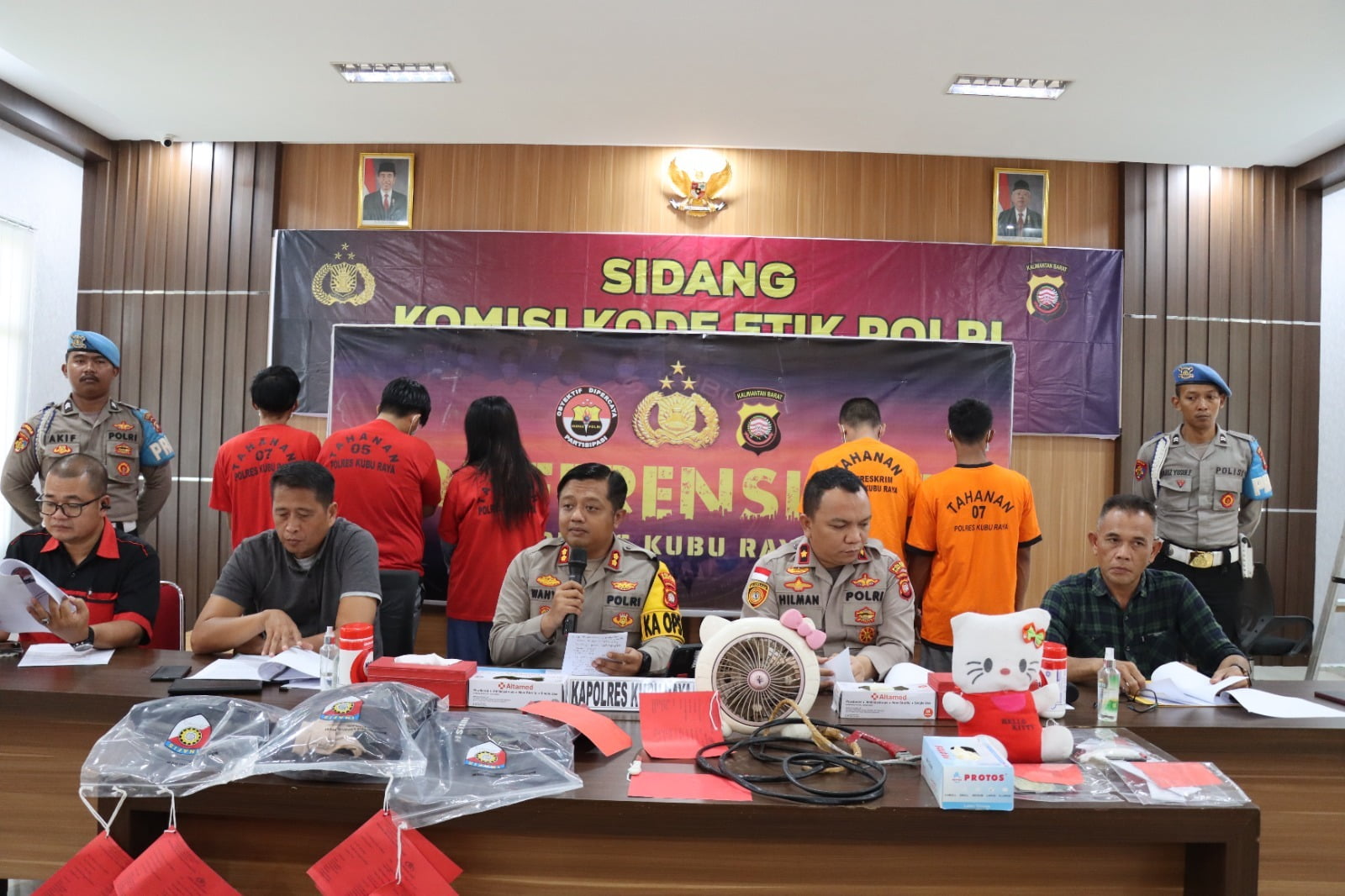 Polisi saat melakukan konferensi pers pengungkapan kasus pembunuhan di Kubu Raya, Kalbar (dok. istimewa)