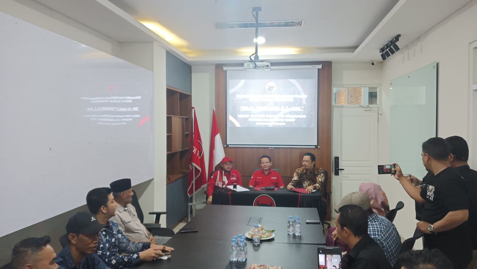 Mahyudin saat mengembalikan berkas pendaftaran balon Gubernur ke PDIP (dok. Istimewa)