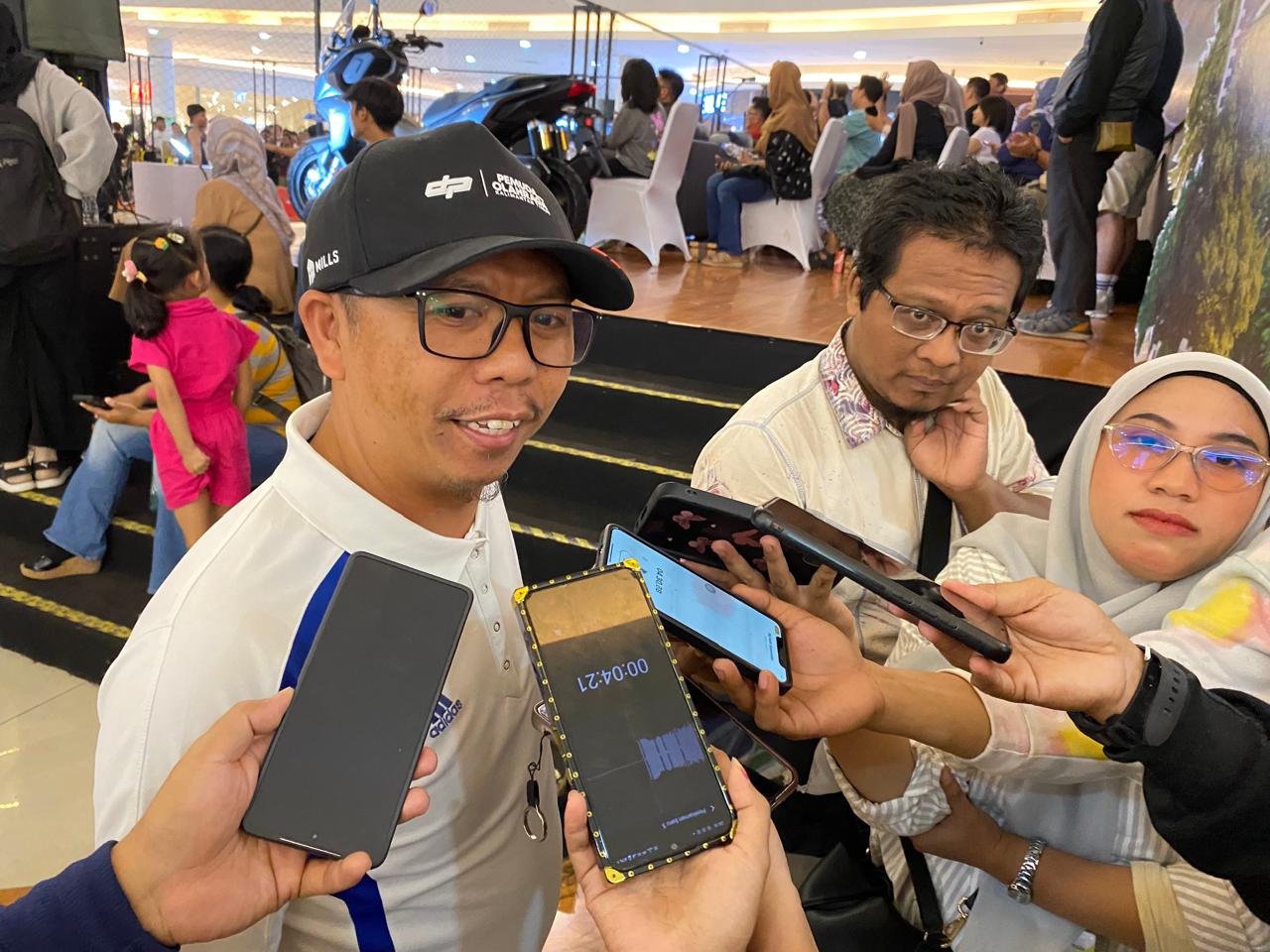 Rasman, Kepala Bidang Peningkatan Prestasi Olahraga Dinas Pemuda dan Olahraga Kaltim saat memberikan hadiah kepada pemenang (Dok. istimewa)