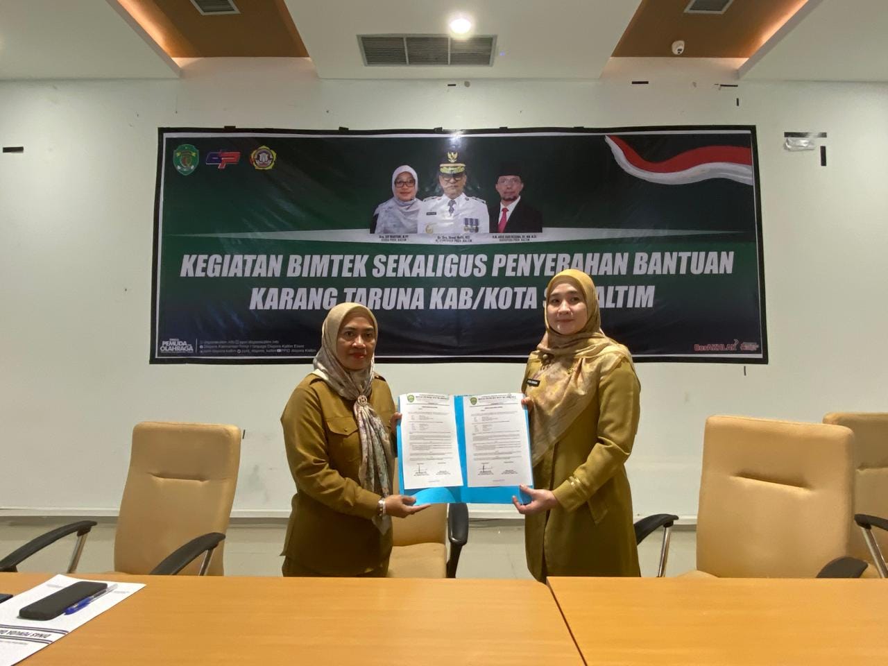 Suasana saat pembagian bantuan kepada perwakilan Karang Taruna 10 Kecamatan di Kota Samarinda (Samarinda)