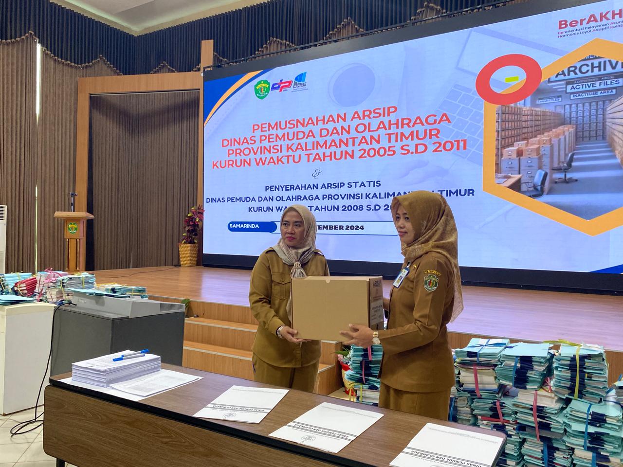 Penyerahan arsip statis dari Dispora kepada DPK Kaltim (dok. istimewa)