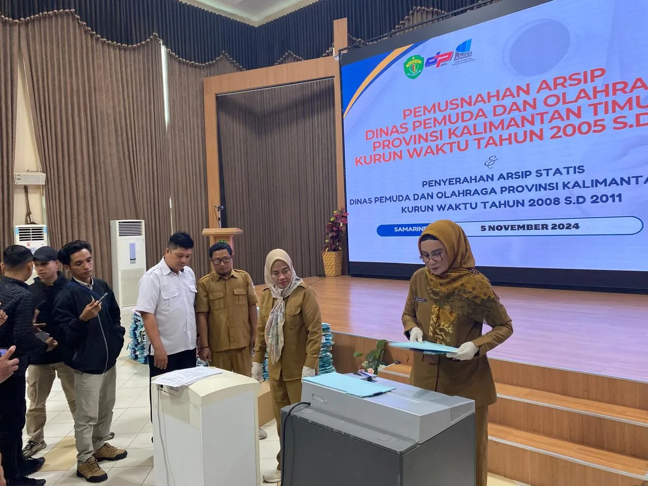 Pemusnahan arsip oleh Dispora Kaltim menggunakan mesin cacah bersama DPK (dok. istimewa)