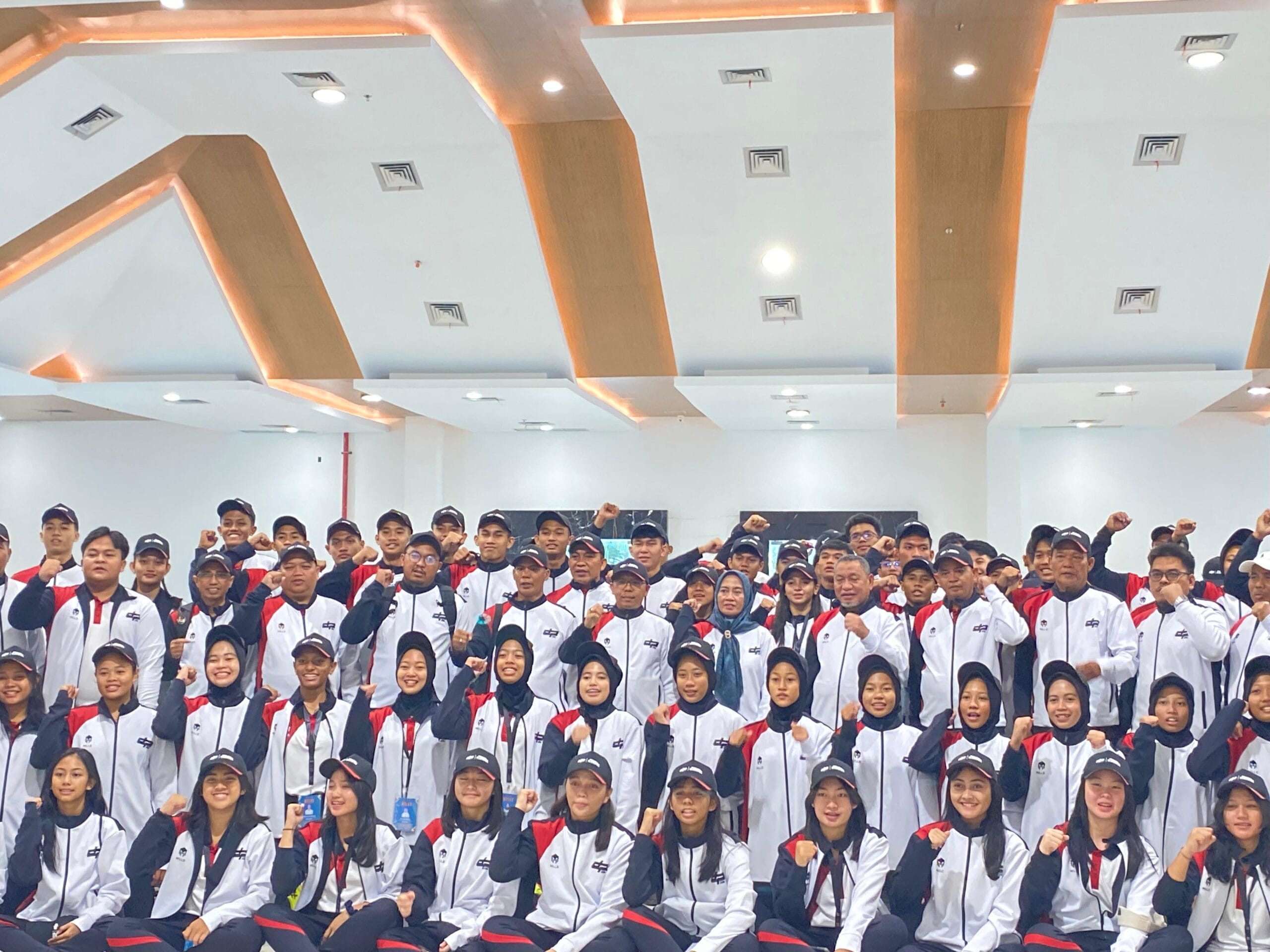 Pelaksana Harian (Plh) Kepala Dinas Pemuda dan Olahraga (Dispora) Kaltim, Sri Wartini bersama para atlet Kaltim (dok/ist)