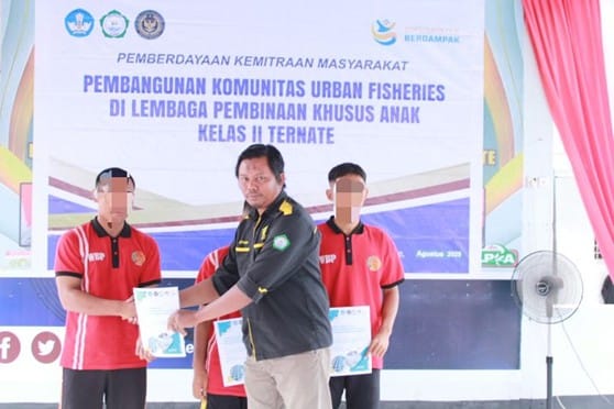 Dokumentasi Penyerahan Buku Pedoman Mitra kepada Anak Binaan oleh Tim PKM