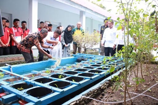 Dokumentasi pelepasan bibit ikan pada akuaponik oleh Rektor Unkhair bersama Kepala Kanwil Kemenkumham Malut, disaksikan oleh anak binaan, Tim PKM, dan seluruh hadirin.